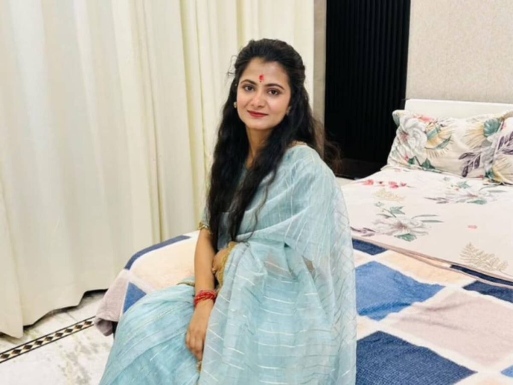 Early Life of Divya Tanwar and Backgroun