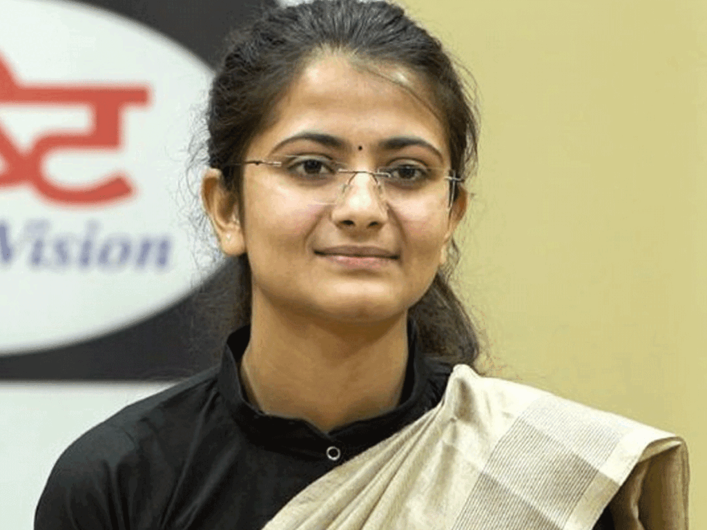 IAS Divya Tanwar Education Qualification