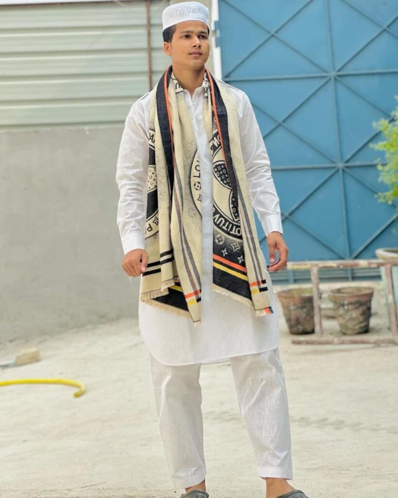 https://www.biographygen.com/wp-content/uploads/2024/03/Kaif-6786-pic-820x1024-1.jpg