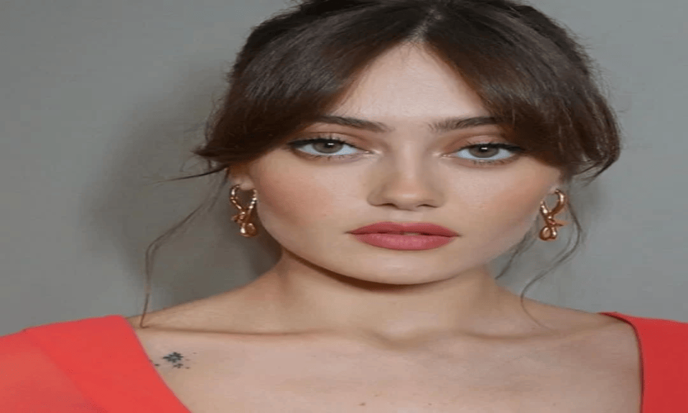 https://www.biographygen.com/wp-content/uploads/2024/08/ella-purnell-1-1.png