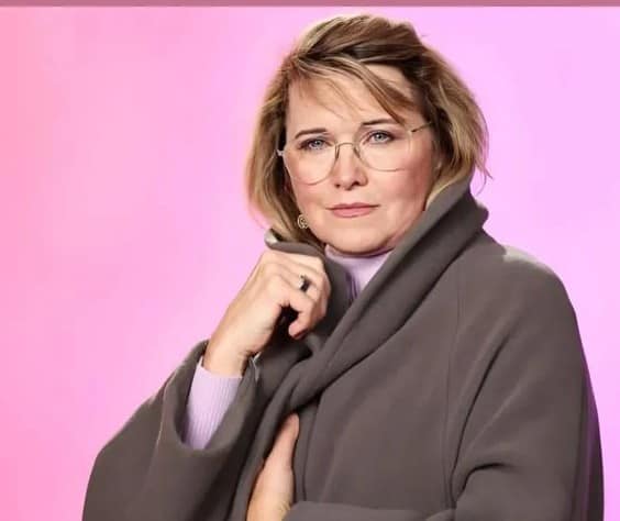 Lucy Lawless Early Life and Education