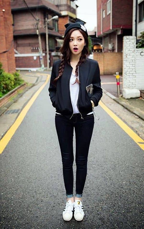 Skinny-fitting black jeans