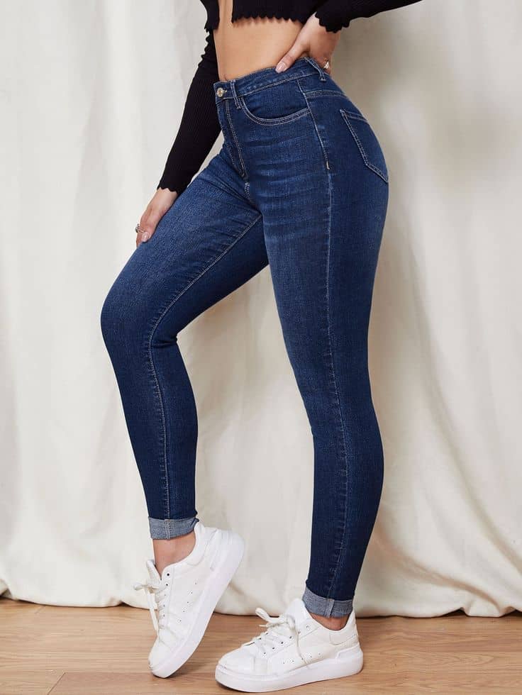 Thin jeans in a dark wash