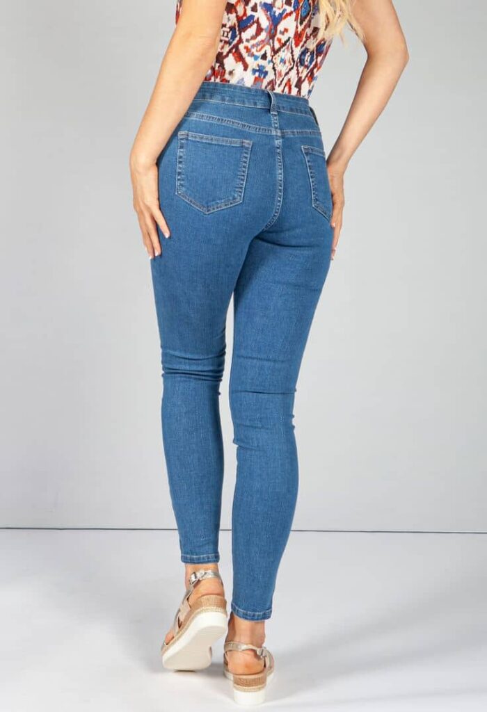 Skinny jeans with a mid-wash