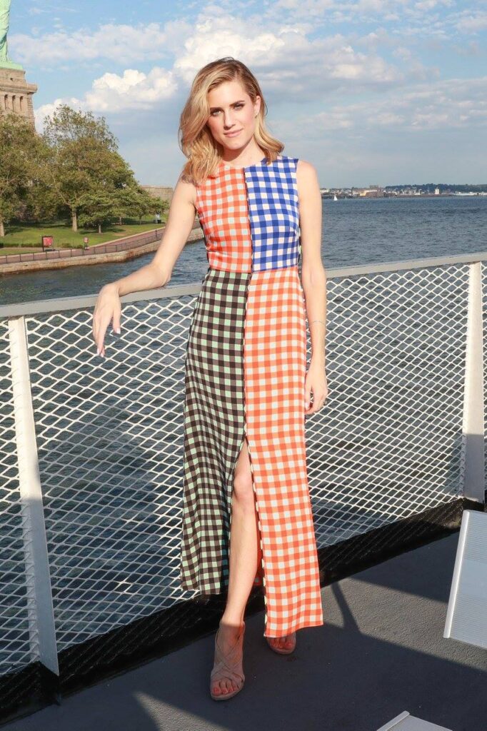 Allison Williams Height & Weight