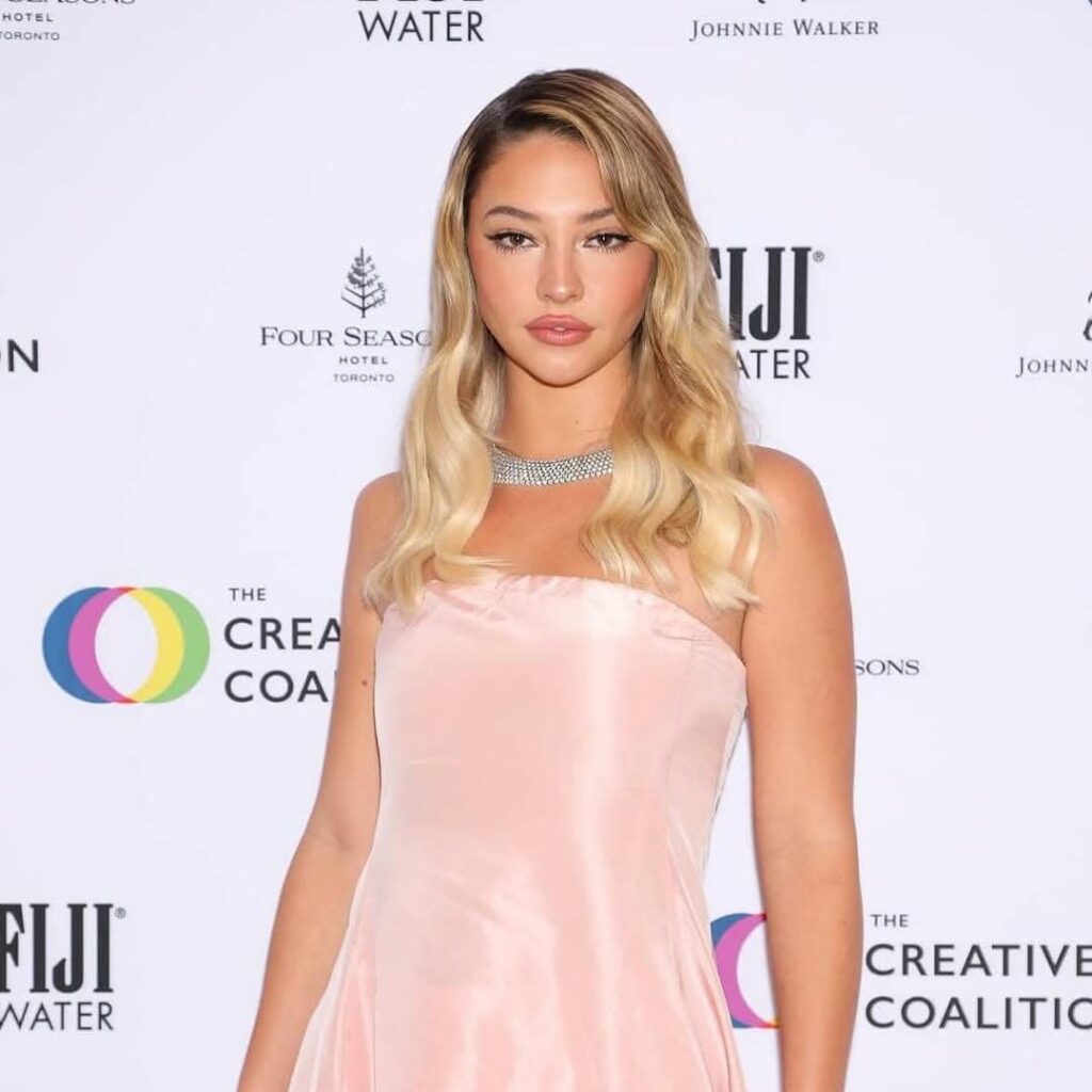 Madelyn Cline Wikipedia/Biography