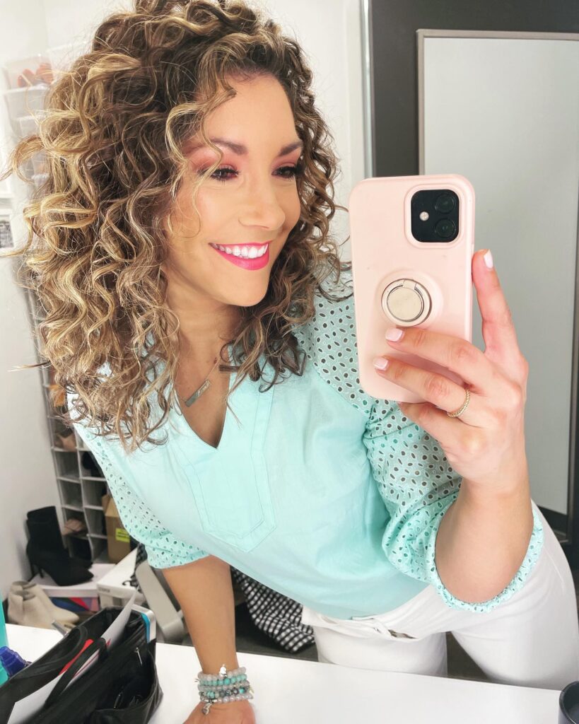 Ali Carr Wiki, Height, Age, Family, Husband, Net Worth and Career Ali Carr stands at 5 feet 5 inches tall (165 centimeters) and weighs approximately 58 kilograms (127 pounds).