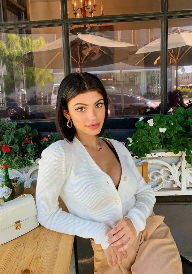 Kelsey Calemine stands at a height of 5 feet 6 inches (approximately 167 cm).