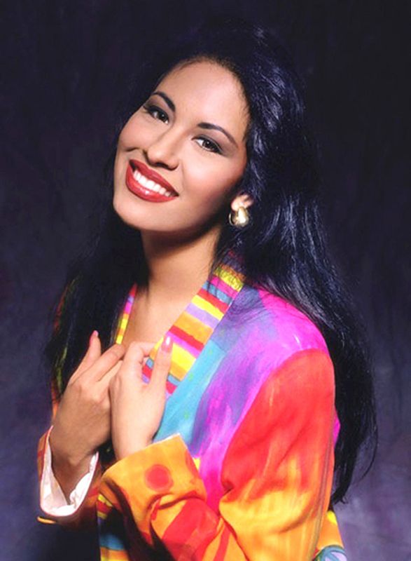 In 1992, Selena eloped with her band's guitarist, Chris Pérez. 