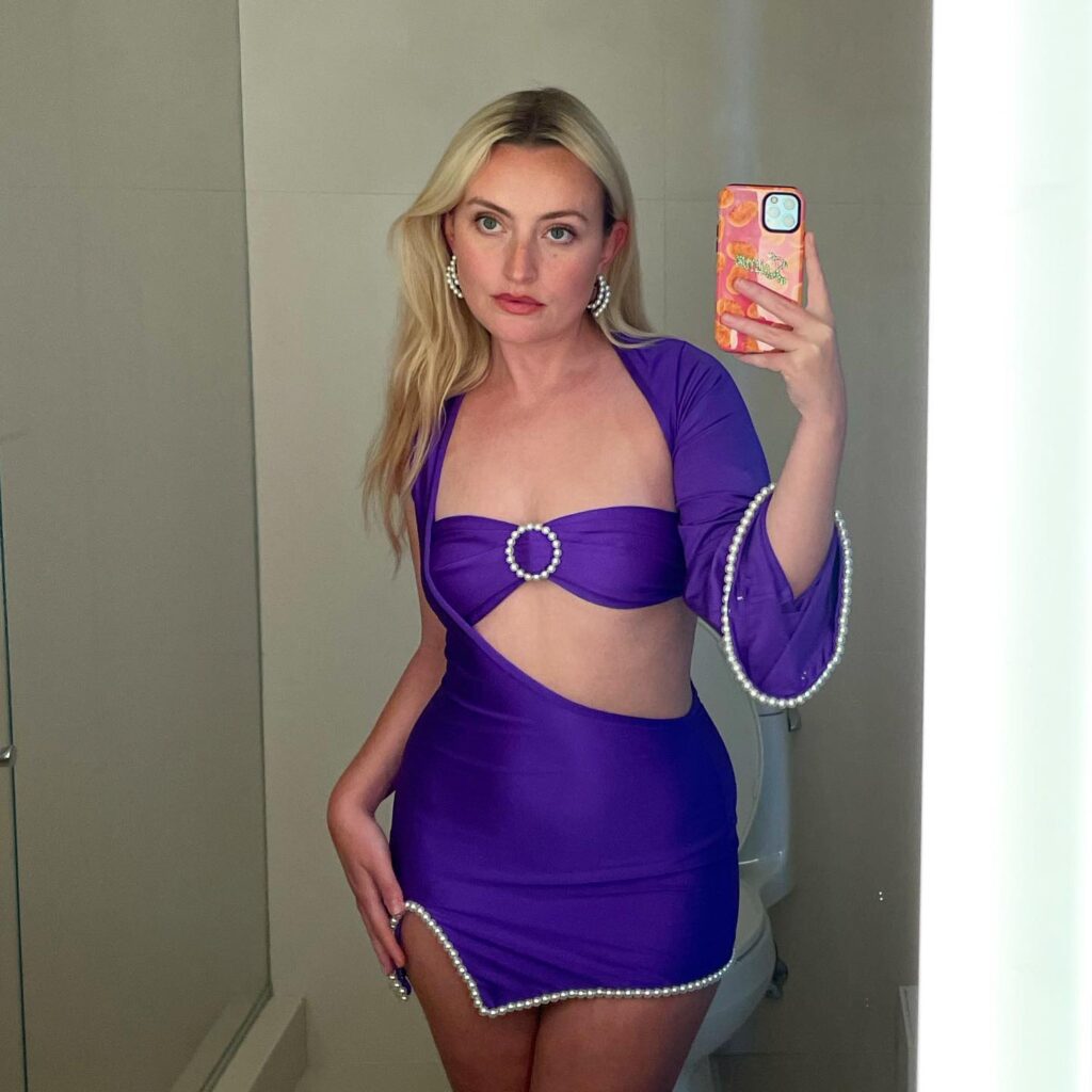 Amelia Dimoldenberg Net Worth, Wiki, Height, Age, Family, Husband and Career Amelia Dimoldenberg height is approximately 5 feet 3 inches (160 cm).