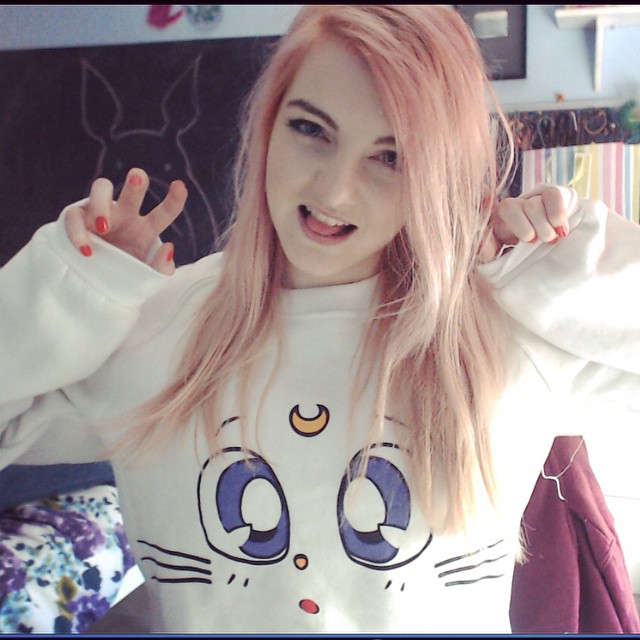 LDShadowLady stands at approximately 5 feet 2 inches (157 cm).