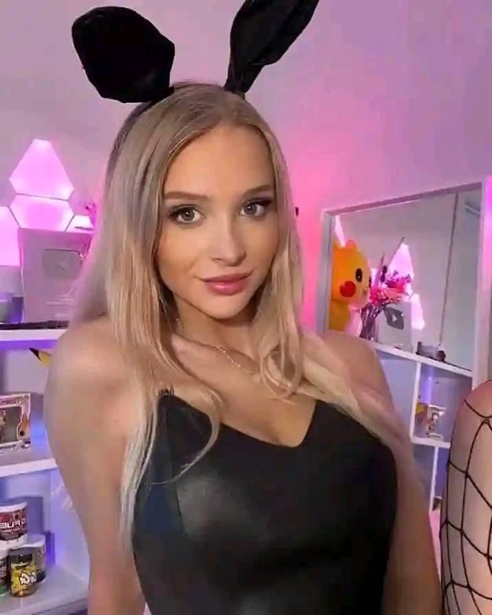 Bebahan live-streamed the same video games that she had made YouTube videos about.