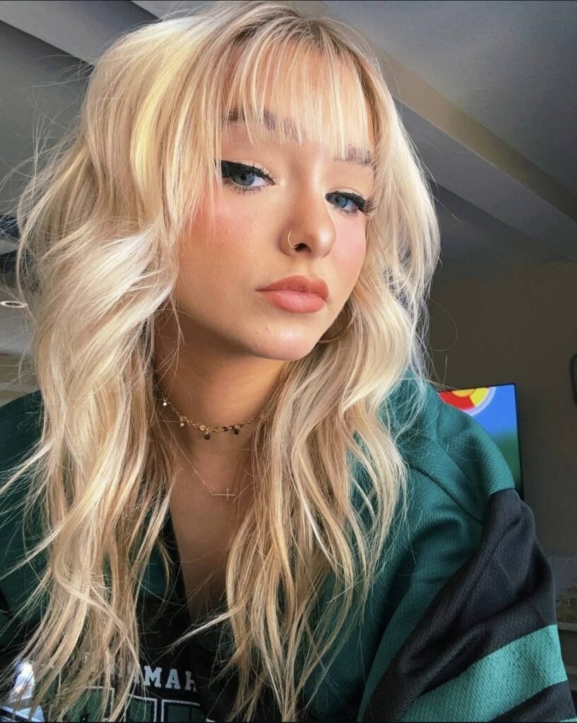 Zoe Laverne stands at a height of 5 feet 4 inches (approximately 1.63 meters).