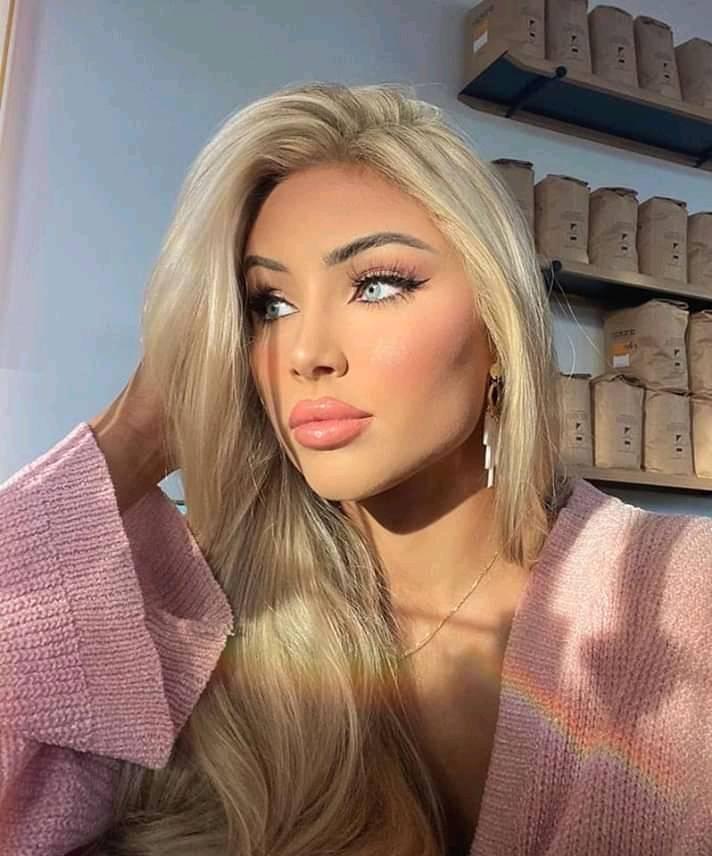 Katerina Rozmajzl Net Worth, Wiki, Height, Age, Family, Boyfriend and Career She has been with Czarek Czworkowski.