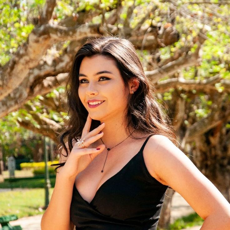 Larissa Liveir Net Worth, Wiki, Height, Age, Family, Boyfriend and Career Larissa Liveir Content Style