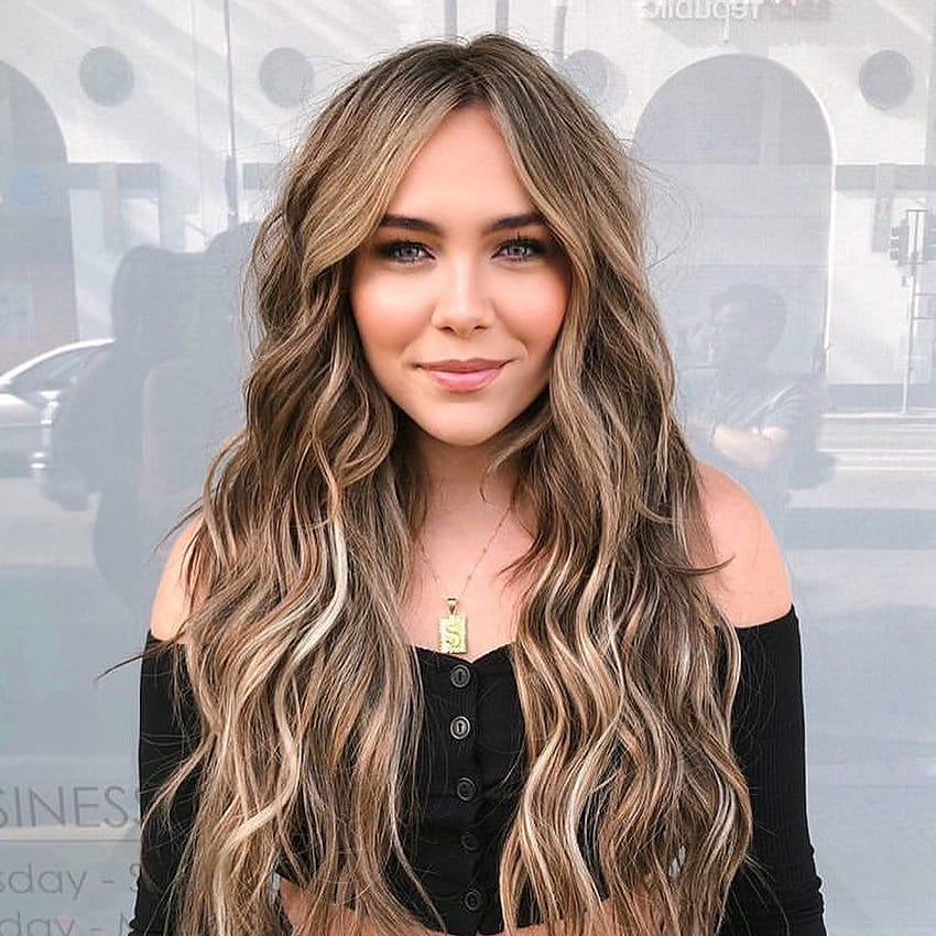 Kouvr Annon began her professional journey as a model.