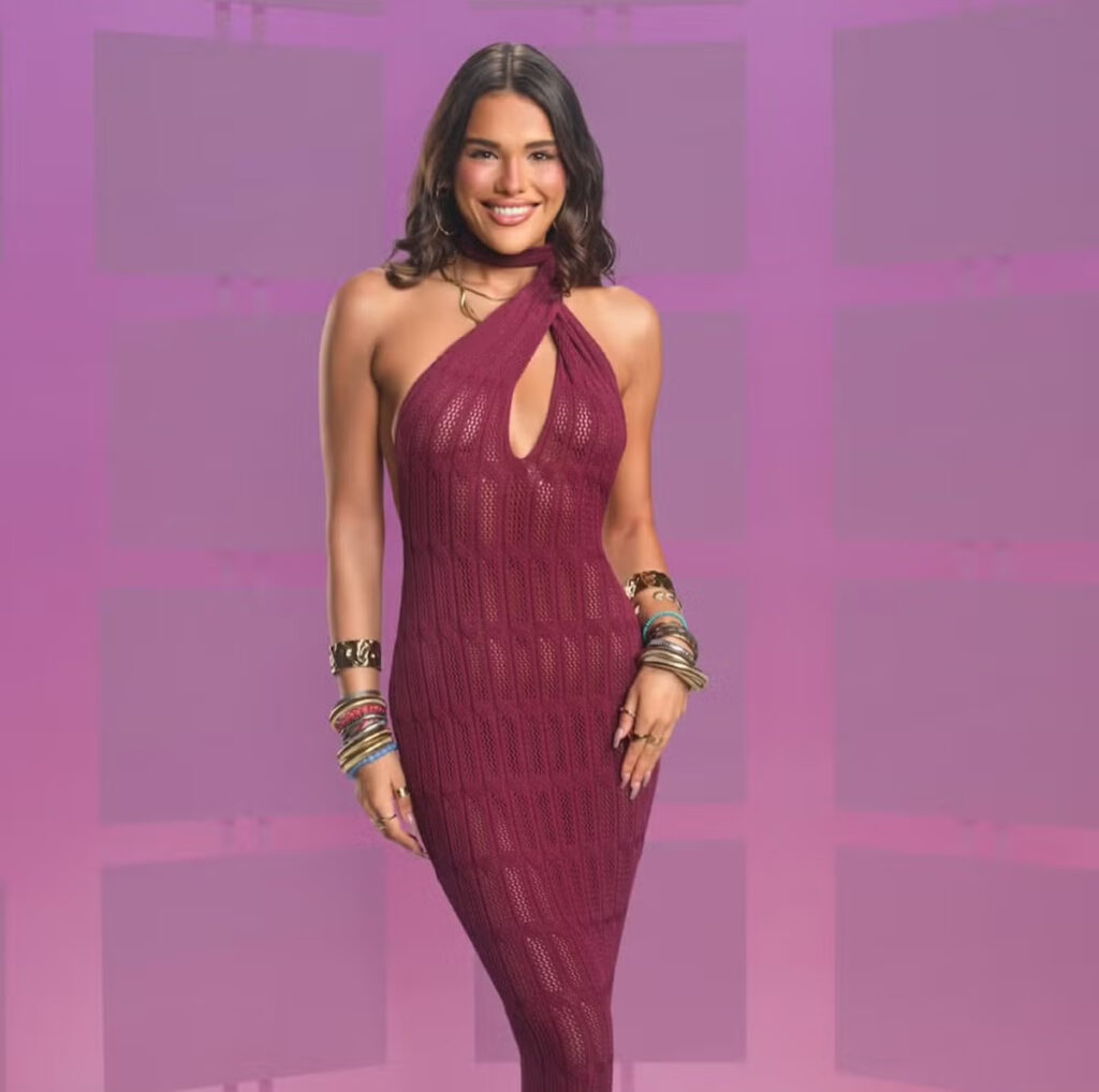 Lucy Syed stands at an approximate height of 5 feet 4 inches (163 cm).