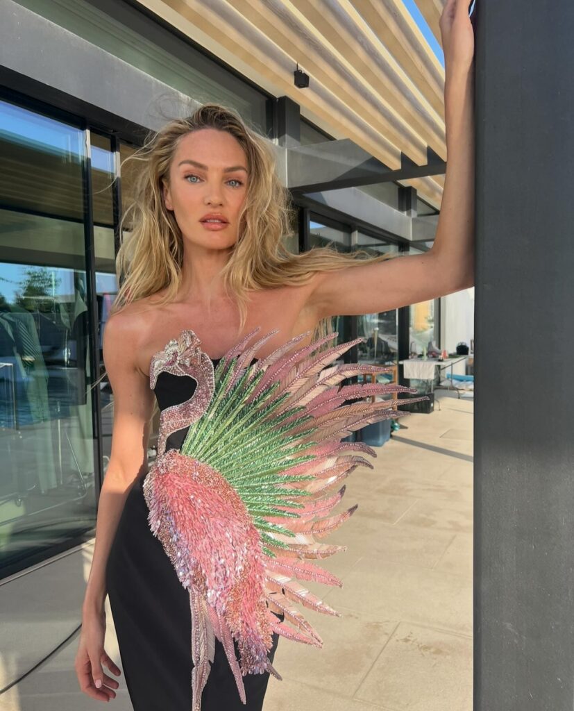 Candice Swanepoel Net Worth, Wiki, Height, Age, Family, Husband and Career Candice Swanepoel is 5 feet and 9 inches tall, and she weighs 55 kg.