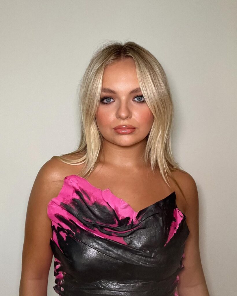 Pressley Hosbach Net Worth, Wiki, Height, Age, Family, Boyfriend and Career Pressley Hosbach started dancing when she was three years old.