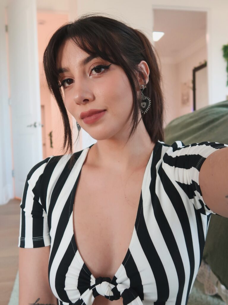 Kelsi Davies Net Worth, Wiki, Height, Age, Family, Boyfriend and Career Kelsi Davies body measures about 30-28-32 inches. She is 5 feet 4 inches tall, and she weighs about 54 kg.