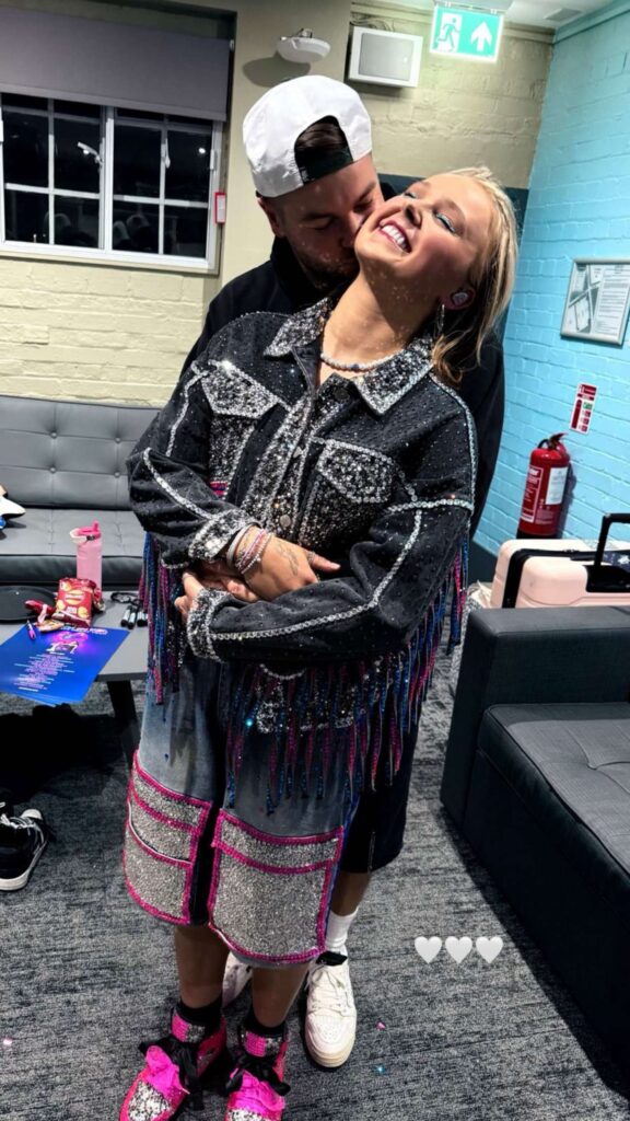 JoJo Siwa Net Worth, Wiki, Height, Age, Family, Boyfriend and Career JoJo Siwa started going out with Mark Bontempo in 2020.