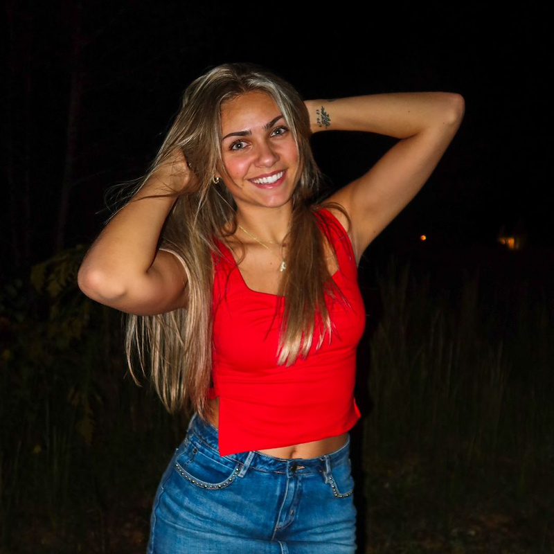 Ariana Lee Bonfiglio Net Worth, Wiki, Height, Age, Family, Husband and Career Ariana Lee Bonfiglio is 5 feet 6 inches tall and weighs about 52 kg.