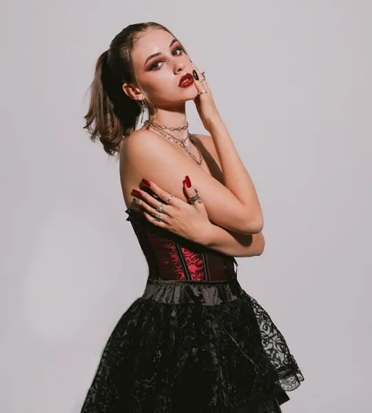 Eva Cudmore height is reported to 5 feet 5 inches (167 cm).