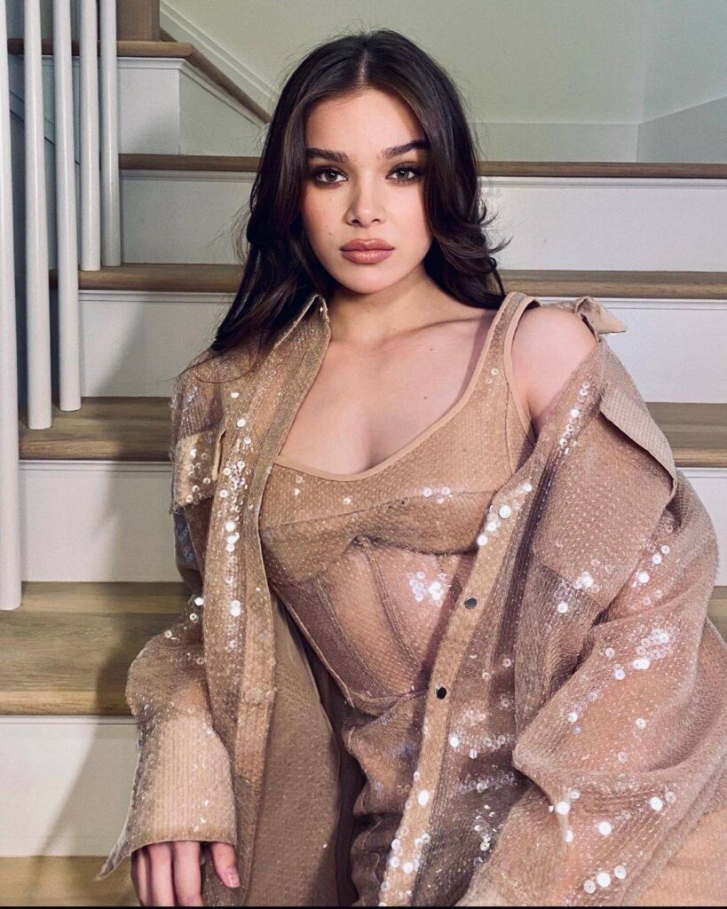 Hailee Steinfeld Net Worth, Wiki, Height, Age, Family, Boyfriend and Career Hailee was with Jack Antonoff and Douglas Booth at some point.
