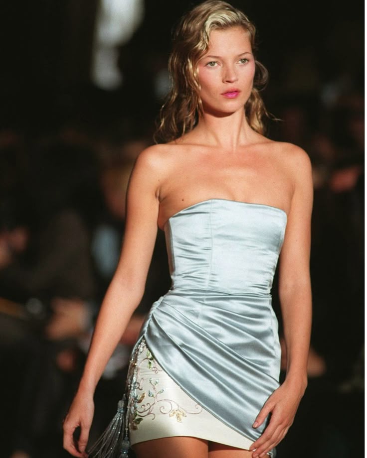 Kate Moss Net Worth, Wiki, Height, Age, Family, Husband and Career Kate Moss arrived holding hands alongside Nikolai von Bismarck, looking quite amazing wearing an orange colored dress plus a faux-fur shawl.