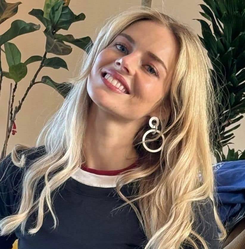Samara Weaving Net Worth, Wiki, Height, Age, Family, Husband and Career Weaving got engaged to creative producer Jimmy Warden back in 2019 after they first met while filming "The Babysitter."