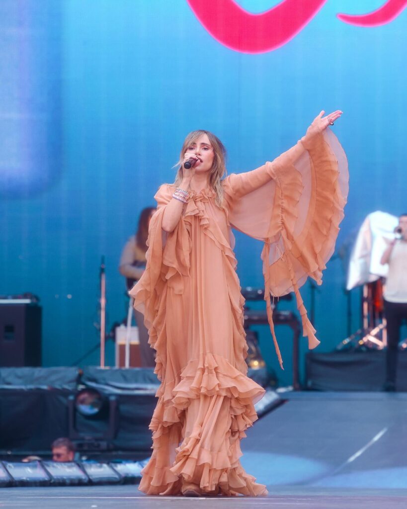 Suki Waterhouse Net Worth, Wiki, Height, Age, Family, Husband and Career Waterhouse's first song, called "Brutally", came out in November of 2016.