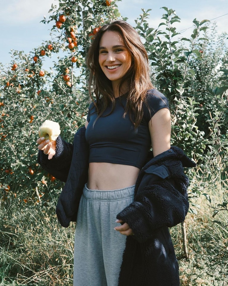 Abbie Herbert Net Worth, Wiki, Height, Age, Family, Husband and Career She is 5 feet and 8 inches tall, or about 1.72 meters, and she weighs about 55 Kg, which is around 121 pounds.