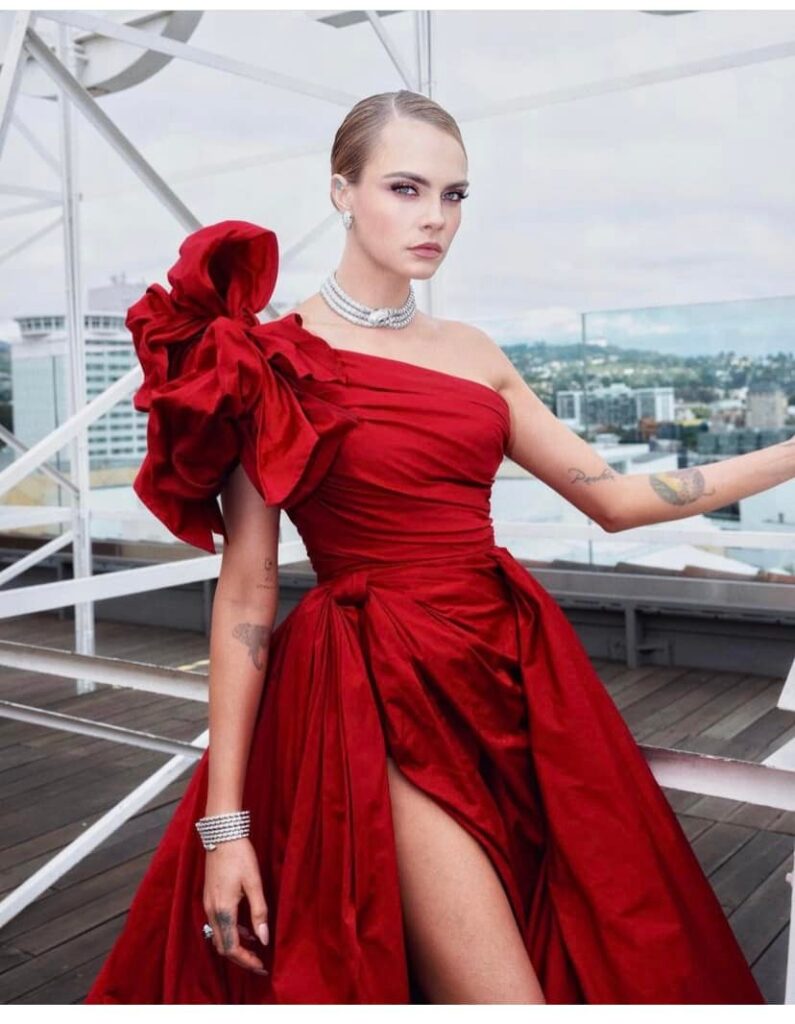 Cara Delevingne Net Worth, Wiki, Height, Age, Family, Husband and Career Cara is about 5 feet 8 inches (173 cm) tall and weighs about 119 pounds (54 kg).