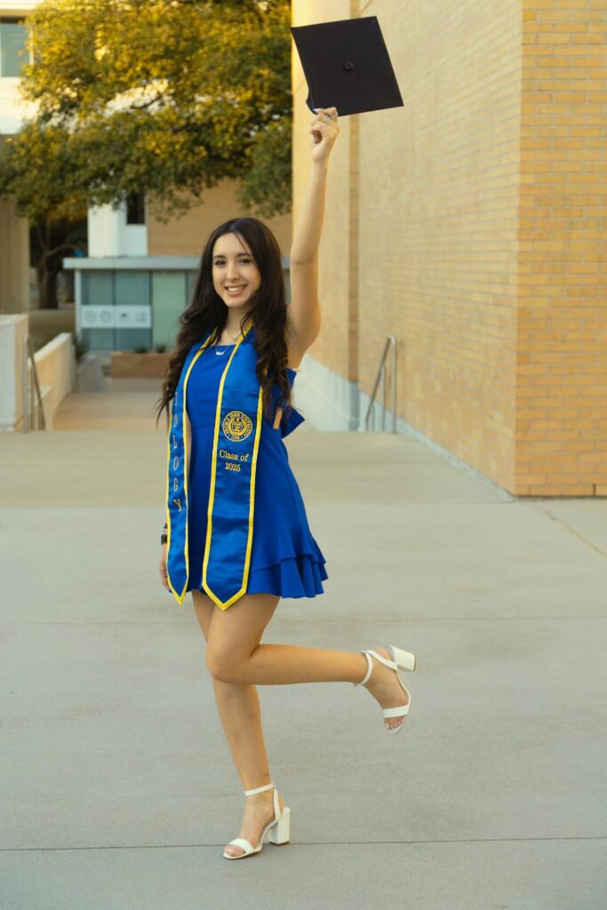 Autumn Monique Net Worth, Wiki, Height, Age, Family, Boyfriend and Career Autumn Monique standing at 5 feet 4 inches (163 cm) tall and weighing approximately 53 kg (117 lbs).