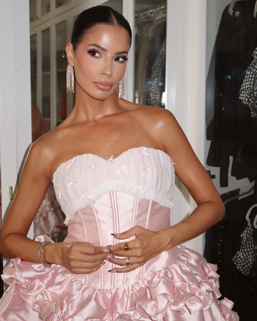 Laura Lee Net Worth, Wiki, Height, Age, Family, Husband and Career Laura Ann Lee started working as a makeup artist in Alabama, at a MAC Cosmetics store before moving to Los Angeles for more opportunities.