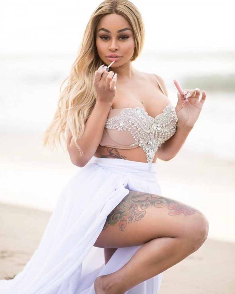 Blac Chyna Net Worth, Wiki, Height, Age, Family, Husband and Career Blac Chyna is 5 feet 2 inches tall (1.57 m) and weighs 62 kilograms (136.5 lbs).