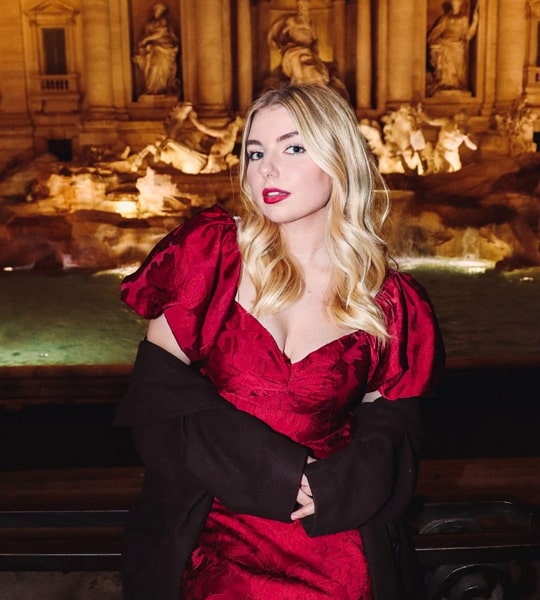 Brooke Barry Net Worth, Wiki, Height, Age, Family, Husband and Career Brooke Barry is 5 feet 2 inches tall and weighs about 57 kg.