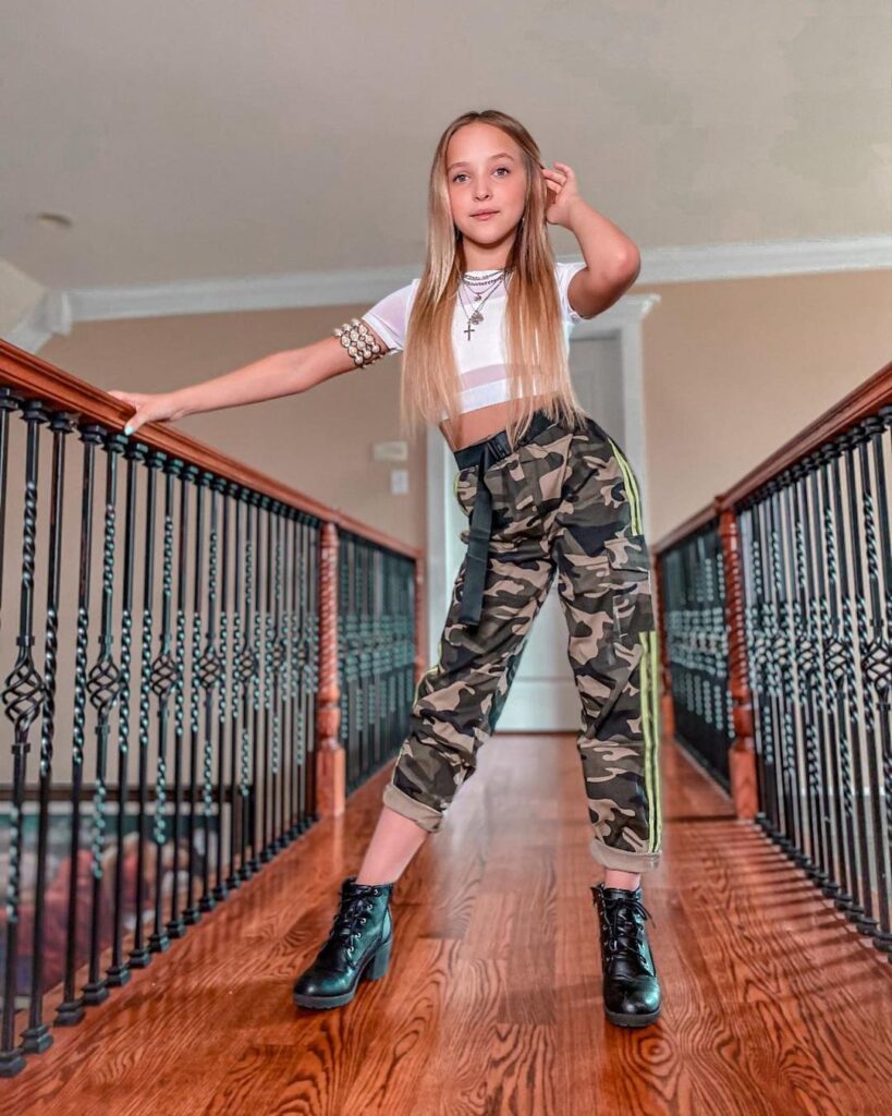 Lilliana Ketchman Net worth, Wiki, Height, Age, Family, Boyfriend and Career Lilliana Ketchman stands around 5 feet 5 inches tall (165 cm or 1.65 m) and weighs about 50 kg or 110 lbs.