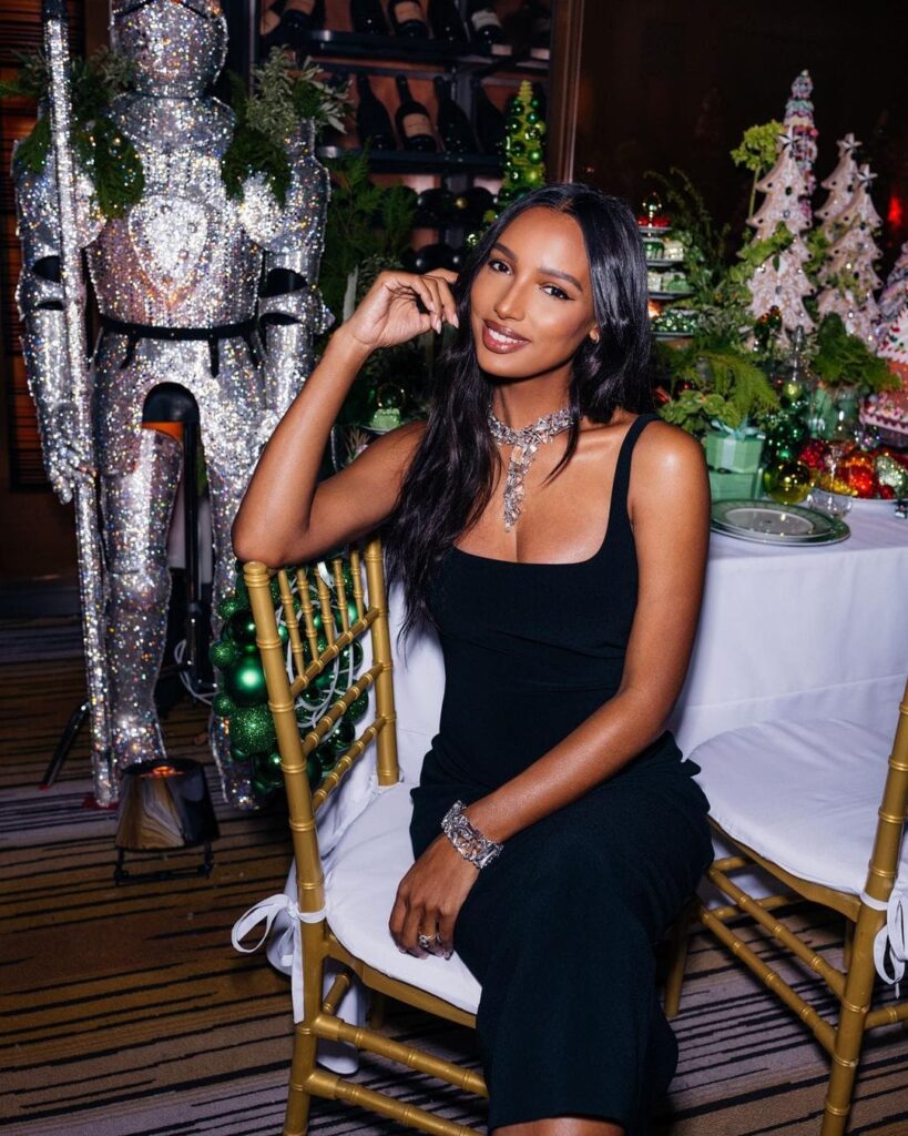 Jasmine Tookes Net Worth, Wiki, Height, Age, Family, Husband and Career Jasmine Tookes body measures around 34-24-35 inches. She is about 5 feet 8 inches tall and weighs around 52 kg.
