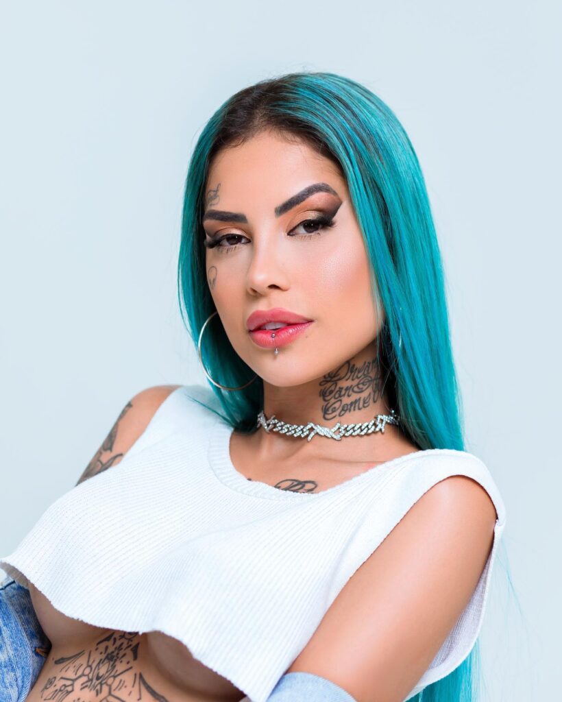Tati Zaqui Net Worth, Wiki, Height, Age, Family, Boyfriend and Career Tati Zaqui became engaged to MC Kauan during 2018 but broke up later that same year.