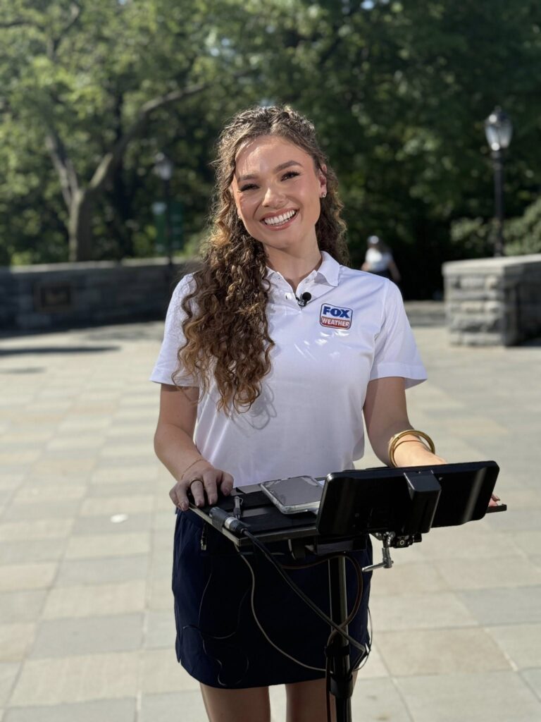 Bayne Froney Net Worth, Salary, Wiki, Age, Height, Husband and Career Bayne Froney stand of 5 feet 7 inches (1.17 m) and has a weight of 130 lbs (58 Kg).