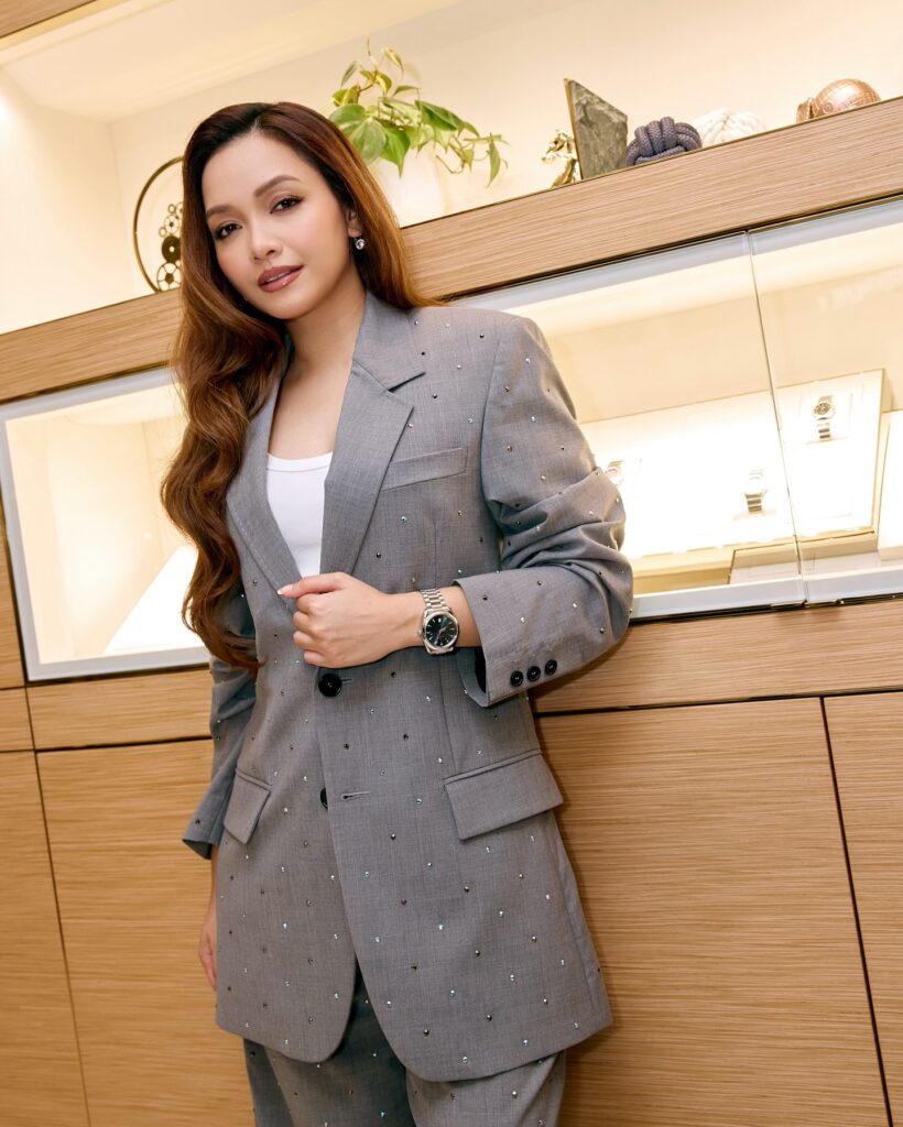 Azira Shafinaz Net Worth, Wiki, Height, Age, Family, Boyfriend and Career Azira Shafinaz is about 5 feet 8 inches tall and weighs around 53 kg.