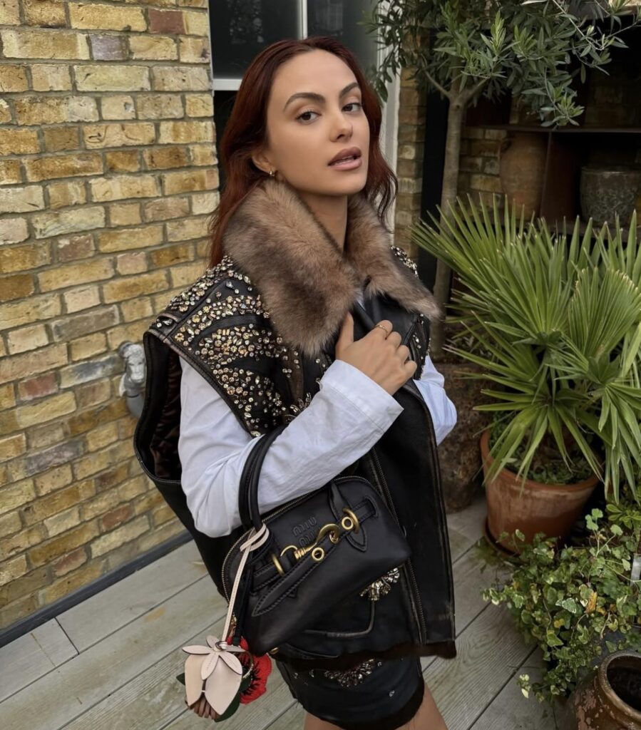 Camila Mendes Net Worth, Wiki, Height, Age, Family, Boyfriend and Career Camila Mendes has experienced several noteworthy intimate connections. She was romantically involved with photographer and director Ian Wallace from 2013 until 2017.