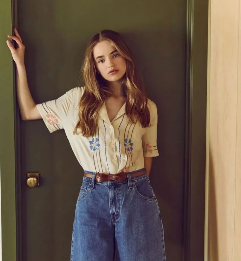 Nell Fisher Net Worth, Wiki, Age, Height, Movies, Family, Boyfriend and Career Nell Fisher is about 4 feet 10 inches tall and weighs around 38 kg. She has blonde hair and also has blue pretty mesmerizing eyes.