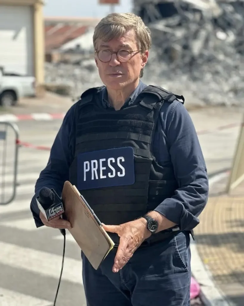 Greg Palkot Net Worth, Salary, Wife, Age, Height, Family, Fox News and Career Greg Palkot height is about 5 feet 9 inches tall and weighs around 72 kg. His grey hair and also dark brown mesmerizing eyes.