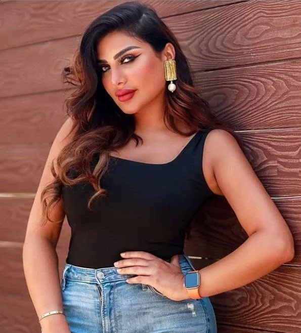 Amal Al Awadhi Net Worth, Wiki, Height, Age, Family, Husband and Career Amal Al Awadhi is about 5 feet 8 inches tall and weighs around 53 kg.