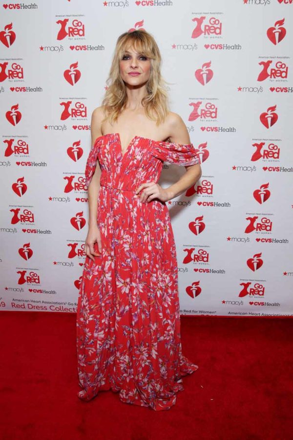 Beau Garrett Net Worth, Wiki, Height, Age, Family, Husband and Career Beau Garrett height is 5 feet 10 inches (1.78 m) and weight is 57 kilograms (126 lbs).