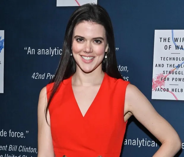 Lydia Moynihan Net Worth, Salary, Wiki, Age, Height, Parents, Husband and Career Lydia Moynihan measures 5 feet 6 inches high (167 cm) and carries about 143 pounds (65 kg).