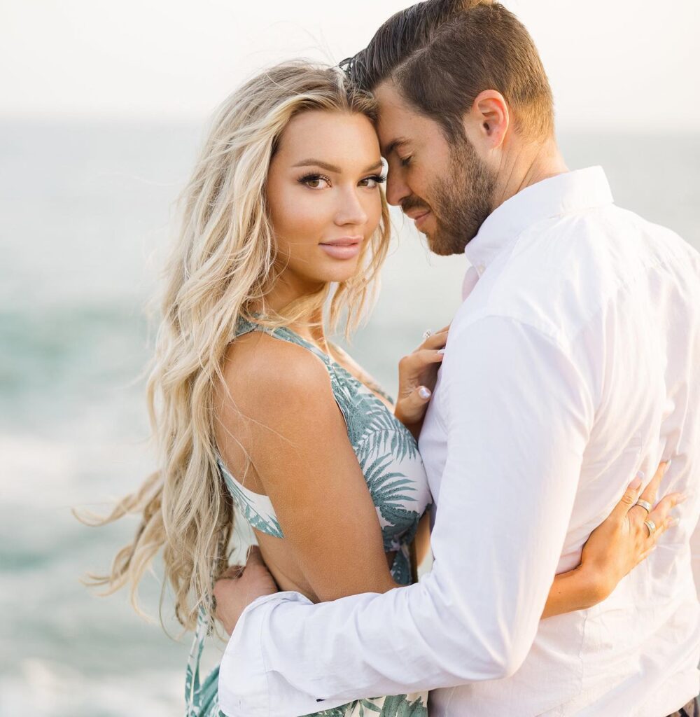 Alexa Collins Net Worth, Husband, Wiki, Age, Height, Ethnicity, Modeling and Career Alexa Collins is married to Tom Shields, an American real estate professional, entrepreneur, and social media personality.