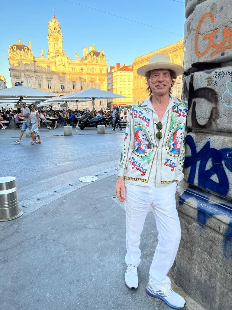 Mick Jagger Height, Net Worth, Wiki, Age, Parents, Wife, Songs and Career Mick Jagger height is 5 feet 10 inches (1.78 m) and weight is 73 kilograms (161 lbs). His body measurements are 44-33-13 inches.